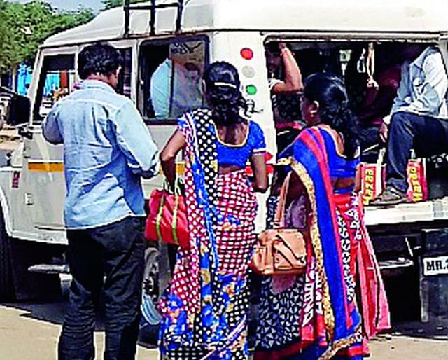 Passenger transport by drinking alcohol | मद्यपान करुन होतेय प्रवासी वाहतूक Passenger transport by drinking alcohol | मद्यपान करुन होतेय प्रवासी वाहतूक