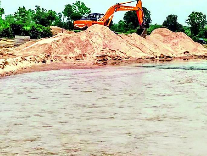 We will all share the money, brothers and sisters | आपण सर्व भाऊ-भाऊ, रेतीचा पैसा वाटून खाऊ We will all share the money, brothers and sisters | आपण सर्व भाऊ-भाऊ, रेतीचा पैसा वाटून खाऊ