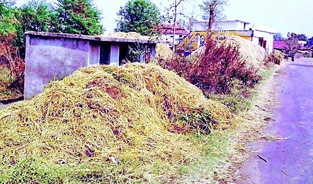 Public toilets lock locked doors | सार्वजनिक शौचालयाचे दरवाजे कुलूप बंद Public toilets lock locked doors | सार्वजनिक शौचालयाचे दरवाजे कुलूप बंद