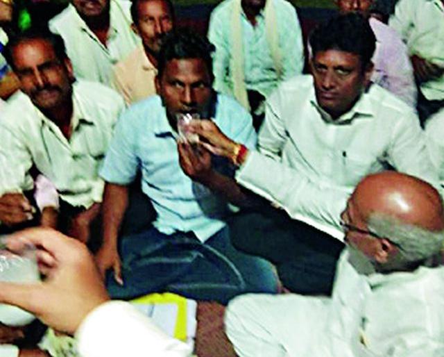 The story of sarpanch fasting | सरपंचांच्या उपोषणाचा सांगता The story of sarpanch fasting | सरपंचांच्या उपोषणाचा सांगता