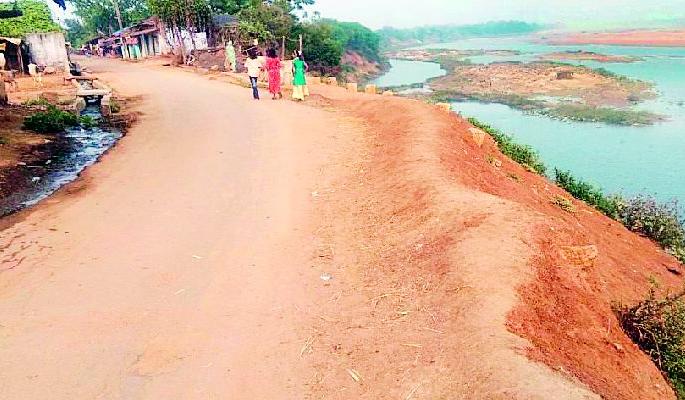 The soaked blanket of the road that was drenched by the Wanganga stream | वैनगंगा प्रवाहाने खचलेल्या रस्त्याचे भिजत घोंगडे The soaked blanket of the road that was drenched by the Wanganga stream | वैनगंगा प्रवाहाने खचलेल्या रस्त्याचे भिजत घोंगडे