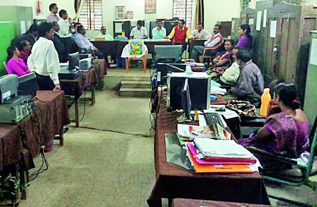 The former deputy speaker hand over the employee | माजी उपसभापतीने उगारला कर्मचाऱ्यावर हात