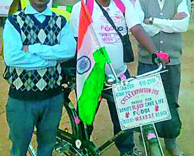 Jaideep's bicycle cruise for blood donation | रक्तदानासाठी जयदीपची सायकल भ्रमंती Jaideep's bicycle cruise for blood donation | रक्तदानासाठी जयदीपची सायकल भ्रमंती