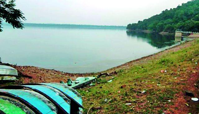 14 projects, 18 water reservoirs in the lake | १४ प्रकल्प,१८ तलावात पाण्याचा ठणठणाट 14 projects, 18 water reservoirs in the lake | १४ प्रकल्प,१८ तलावात पाण्याचा ठणठणाट