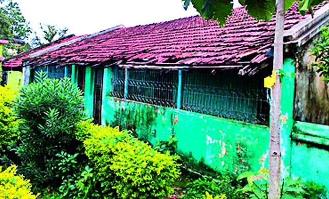 Manegaon students are learning about dangerous buildings | मानेगावातील विद्यार्थी करताहेत धोकादायक इमारतीत ज्ञानार्जन