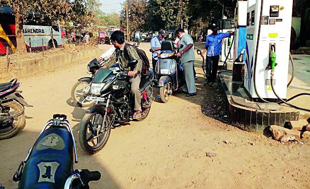 Petrol fired | पेट्रोलचा उडाला भडका Petrol fired | पेट्रोलचा उडाला भडका