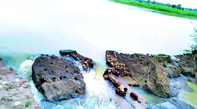 After the eruption of Bodra lake, the discharge of water continues | बोदरा तलावाची पाळ फुटल्यानंतर पाण्याचा विसर्ग सुरुच After the eruption of Bodra lake, the discharge of water continues | बोदरा तलावाची पाळ फुटल्यानंतर पाण्याचा विसर्ग सुरुच