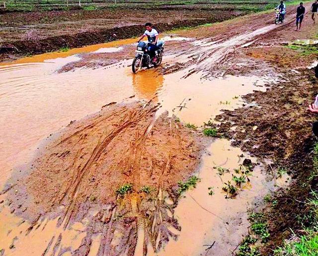 The school has to be tilted to school | चिखल तुडवत जावे लागते शाळेत