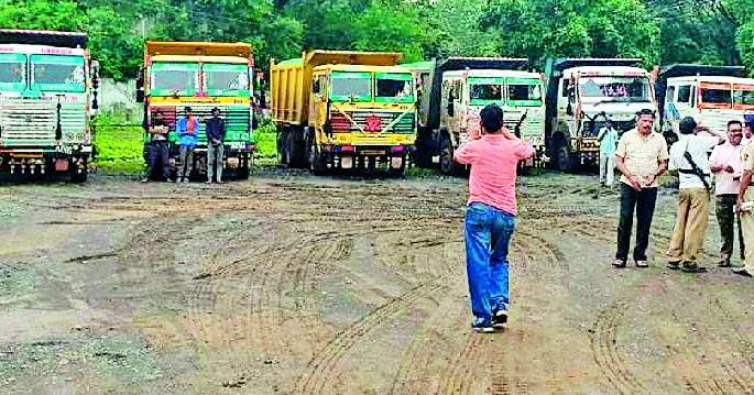 Seized 19 truckloads of sand transport seized | रेती वाहतुकीचे १९ ट्रक जप्त Seized 19 truckloads of sand transport seized | रेती वाहतुकीचे १९ ट्रक जप्त