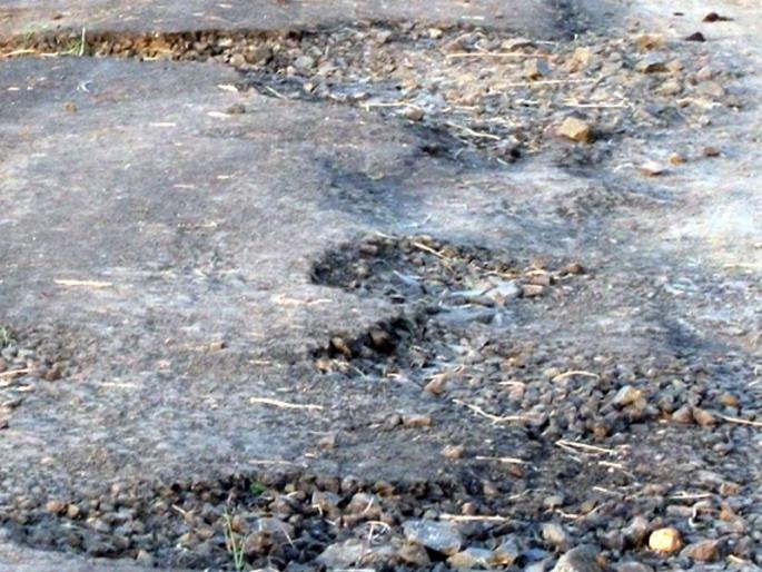 The road from Jamb to Gaimukh is rocky | जांब ते गायमुख रस्ता खड्डेमय