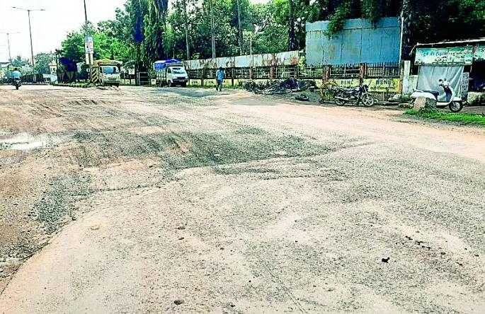 The Khamb Lake route has become a death trap | खांब तलाव मार्ग झाला मृत्यूचा सापळा The Khamb Lake route has become a death trap | खांब तलाव मार्ग झाला मृत्यूचा सापळा