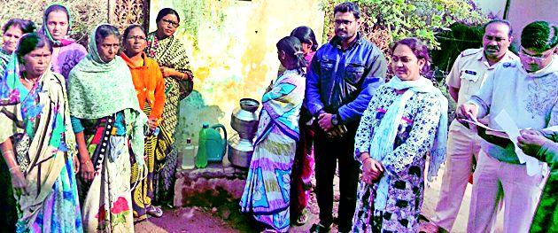Woman caught by handbill | महिलांनी पकडली हातभट्टीची दारू Woman caught by handbill | महिलांनी पकडली हातभट्टीची दारू