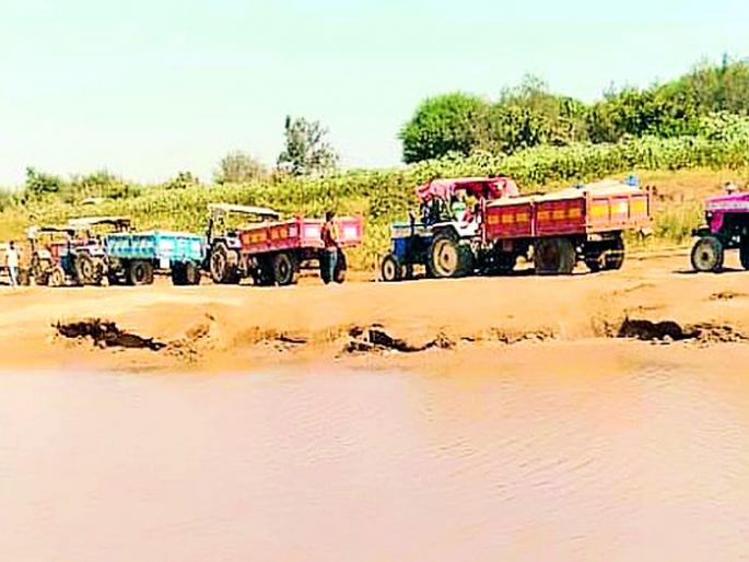 Satellite of revenue and sand smugglers | महसूल आणि रेती तस्करांचे साटेलाेटे