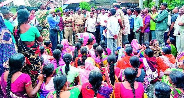 Saundhadas took out a protest rally on the police station | सौंदडवासीयांनी काढला पोलीस ठाण्यावर निषेध मोर्चा Saundhadas took out a protest rally on the police station | सौंदडवासीयांनी काढला पोलीस ठाण्यावर निषेध मोर्चा