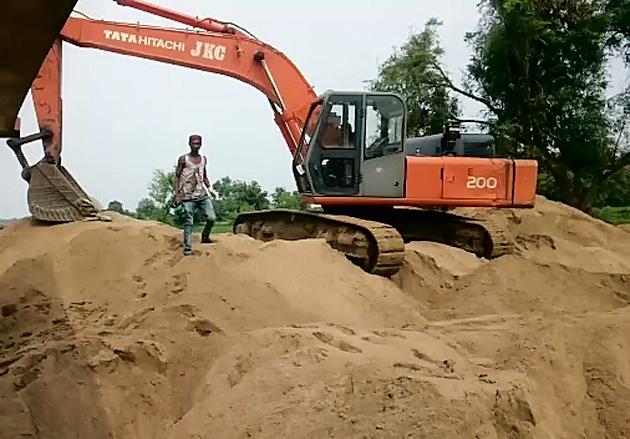 Despite the protests from the Moharanas, the pitch of the sand continues to be politically motivated | मोहरणावासीयांच्या विरोधानंतरही रेतीचा उपसा राजरोसपणे सुरूच Despite the protests from the Moharanas, the pitch of the sand continues to be politically motivated | मोहरणावासीयांच्या विरोधानंतरही रेतीचा उपसा राजरोसपणे सुरूच