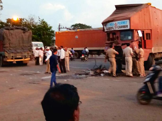 Truck - One killed in container crash | ट्रक - कंटेनर अपघातात एक ठार Truck - One killed in container crash | ट्रक - कंटेनर अपघातात एक ठार