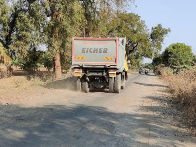 Rural roads in derogatory situation due to secondary mineral transport! | गौण खनिज वाहतुकीमुळे ग्रामीण रस्त्यांची लागली वाट! Rural roads in derogatory situation due to secondary mineral transport! | गौण खनिज वाहतुकीमुळे ग्रामीण रस्त्यांची लागली वाट!