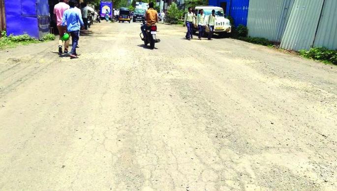 Layer of sand on pits in the city of Buldana | बुलडाणा शहरातील खड्ड्यांच्या जखमेवर मुुरुमाची मलमपट्टी Layer of sand on pits in the city of Buldana | बुलडाणा शहरातील खड्ड्यांच्या जखमेवर मुुरुमाची मलमपट्टी