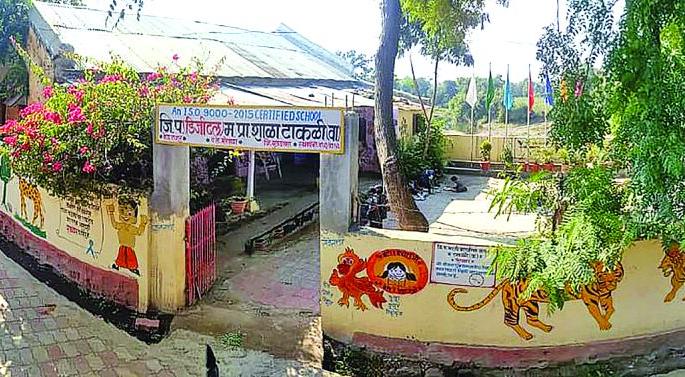 Success in Stopping student flowing to English School | इंग्रजी शाळेत जाणारा लोंढा थांबविण्यात यश Success in Stopping student flowing to English School | इंग्रजी शाळेत जाणारा लोंढा थांबविण्यात यश