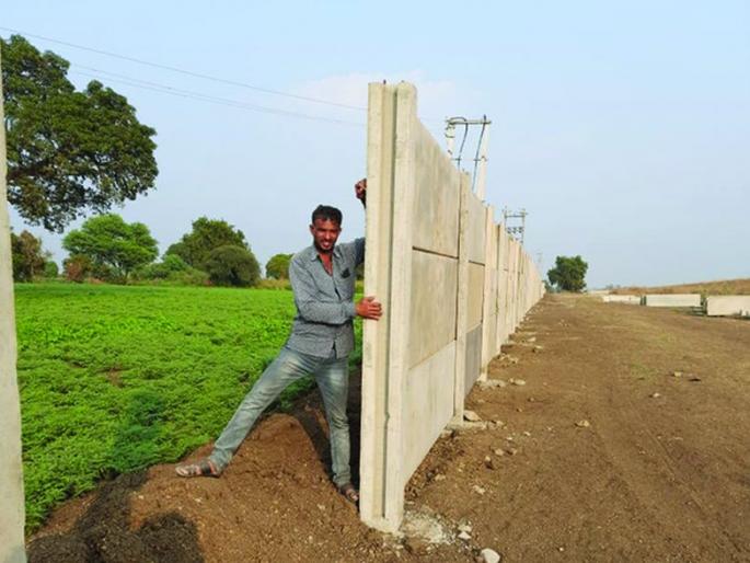 Farmers' roads closed for protective wall of Samruddhi Mahamarg | समृद्धी महामार्गाच्या संरक्षक भिंतीसाठी शेतकऱ्यांचे रस्ते केले बंद Farmers' roads closed for protective wall of Samruddhi Mahamarg | समृद्धी महामार्गाच्या संरक्षक भिंतीसाठी शेतकऱ्यांचे रस्ते केले बंद