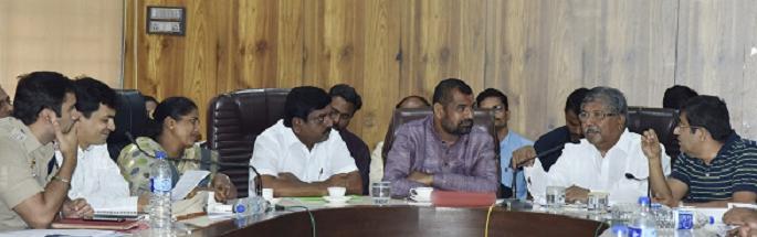 Find a place for permanent rehabilitation of families in flood-hit areas: Chandrakant Patil | पूरबाधित क्षेत्रातील कुटुंबांच्या कायम पुनर्वसनासाठी जागेचा शोध घ्या :चंद्रकांत पाटील