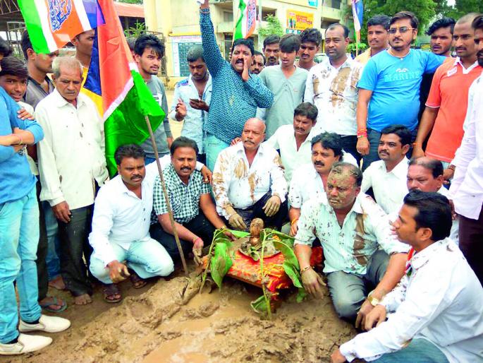 MNS Satyanarayan on the slippery road | निसरड्या रस्त्यावर ‘मनसे’ सत्यनारायण MNS Satyanarayan on the slippery road | निसरड्या रस्त्यावर ‘मनसे’ सत्यनारायण