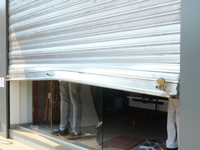 Theft in Peter England Cloth Show Room | कणकवलीत पीटर इंग्लंड क्लॉथ शो रूममध्ये चोरी Theft in Peter England Cloth Show Room | कणकवलीत पीटर इंग्लंड क्लॉथ शो रूममध्ये चोरी