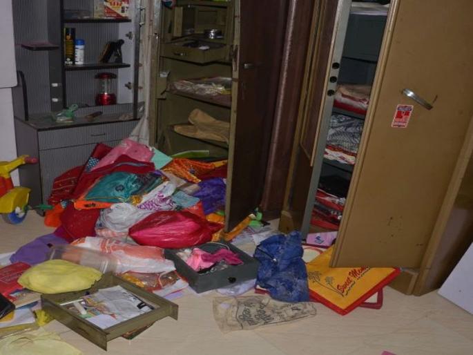 Burglary in the dust, 3 thousand instead of lump | धुळ्यात घरफोडी,५० हजारा ऐवज लंपास Burglary in the dust, 3 thousand instead of lump | धुळ्यात घरफोडी,५० हजारा ऐवज लंपास