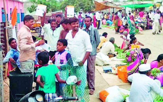 Info Center launches Weekend Market Guide to Farmers | शेतकऱ्यांच्या मार्गदर्शनासाठी आठवडी बाजारात सुरू केले माहिती केंद्र Info Center launches Weekend Market Guide to Farmers | शेतकऱ्यांच्या मार्गदर्शनासाठी आठवडी बाजारात सुरू केले माहिती केंद्र