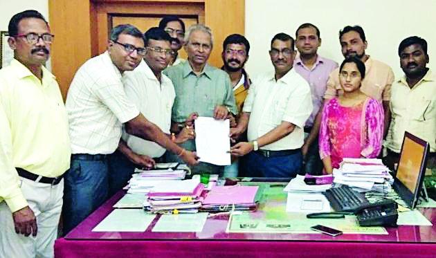 Former students prepare themselves for the School Renewal Plan | माजी विद्यार्थ्यांनी स्वत: तयार केला शाळा नुतनीकरणाचा आराखडा Former students prepare themselves for the School Renewal Plan | माजी विद्यार्थ्यांनी स्वत: तयार केला शाळा नुतनीकरणाचा आराखडा