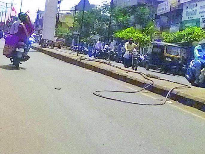 Street cabinets on the road | रस्त्यावरील केबल जीवघेणा Street cabinets on the road | रस्त्यावरील केबल जीवघेणा