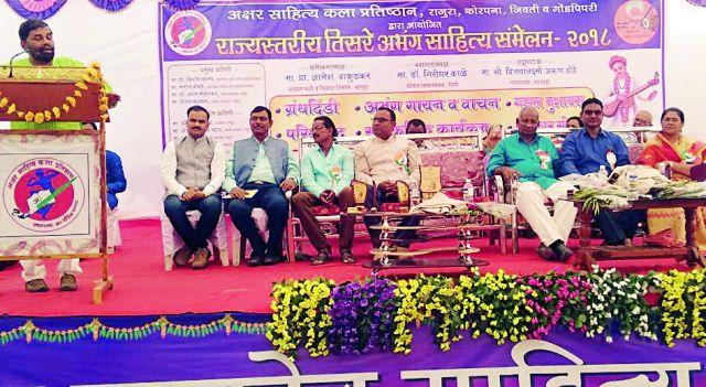 Literary people should be aware of the community | साहित्यिकांनी समाजासाठी जागृत राहावे Literary people should be aware of the community | साहित्यिकांनी समाजासाठी जागृत राहावे