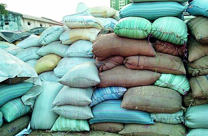 Back to the Market Committee revived by paddy growers | धान उत्पादक शेतकऱ्यांनी फिरविली बाजार समितीकडे पाठ