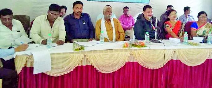 Dhanarkar has beaten the officials | धानोरकरांनी अधिकाऱ्यांना खडसावले Dhanarkar has beaten the officials | धानोरकरांनी अधिकाऱ्यांना खडसावले