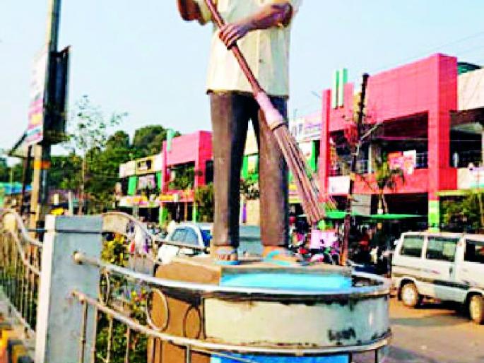 Craftsmanship of sanitation workers in the beautification of Ballarpur | बल्लारपुरातील सौंदर्यीकरणात स्वच्छता कर्मचाऱ्यांचे शिल्प