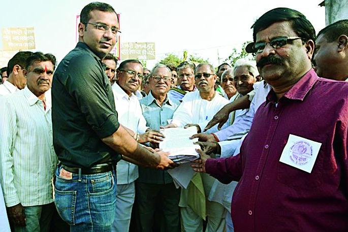 The peasants' front was shocked at Tehsil | तहसीलवर शेतकऱ्यांचा मोर्चा धडकला The peasants' front was shocked at Tehsil | तहसीलवर शेतकऱ्यांचा मोर्चा धडकला