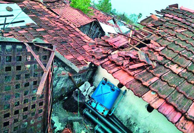 Power on two houses collapsed | दोन घरांवर वीज कोसळली Power on two houses collapsed | दोन घरांवर वीज कोसळली