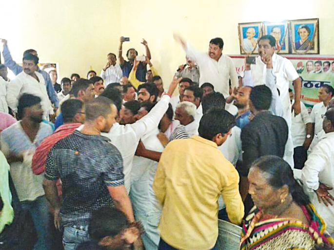 Rada in two groups of Congress | काँग्रेसच्या दोन गटांमध्ये राडा Rada in two groups of Congress | काँग्रेसच्या दोन गटांमध्ये राडा