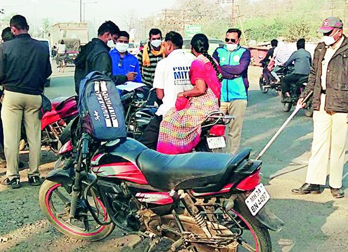 Two-wheelers fined, crowded administration slapped | दुचाकीस्वारांना दंड, गर्दीचा प्रशासनाला ठेंगा Two-wheelers fined, crowded administration slapped | दुचाकीस्वारांना दंड, गर्दीचा प्रशासनाला ठेंगा