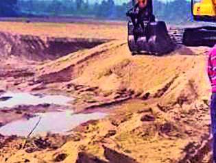 Cops filed against the corporator | नगरसेवकाविरुद्ध गुन्हा दाखल Cops filed against the corporator | नगरसेवकाविरुद्ध गुन्हा दाखल