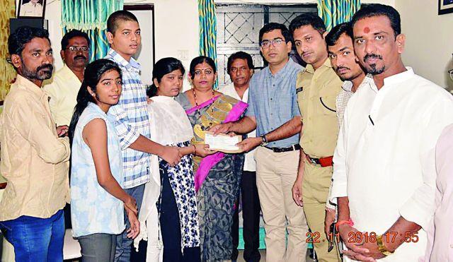 Chhatrapati Chide's family handed over a check of Rs 10 lakh | छत्रपती चिडे यांच्या परिवाराला १० लाखांचा धनादेश सुपूर्द Chhatrapati Chide's family handed over a check of Rs 10 lakh | छत्रपती चिडे यांच्या परिवाराला १० लाखांचा धनादेश सुपूर्द