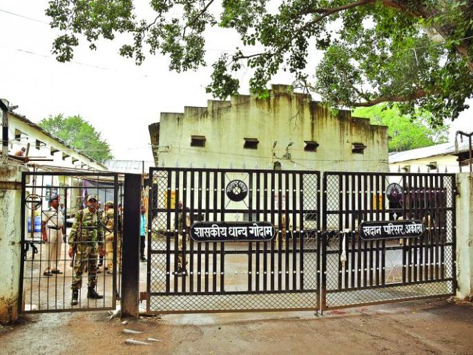 Strong Room Standing Guard; Police brigade with CISF detachment | स्ट्राँग रूमला खडा पहारा; सीआयएसएफच्या तुकडीसह पोलिसांचा फौजफाटा Strong Room Standing Guard; Police brigade with CISF detachment | स्ट्राँग रूमला खडा पहारा; सीआयएसएफच्या तुकडीसह पोलिसांचा फौजफाटा