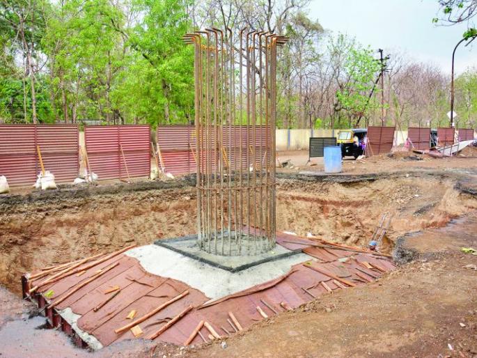 Finally, the foundation of the flyover started | अखेर उड्डाण पुलाच्या पायाभरणीस प्रारंभ Finally, the foundation of the flyover started | अखेर उड्डाण पुलाच्या पायाभरणीस प्रारंभ