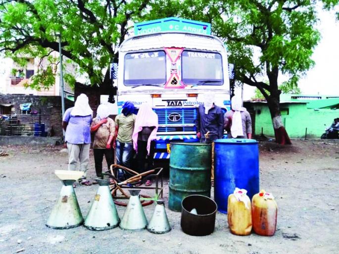 Gangs stealing petrol and diesel from the tankers | टँकरमधून पेट्रोल, डीझलची चोरी करणारी टोळी कारागृहात  Gangs stealing petrol and diesel from the tankers | टँकरमधून पेट्रोल, डीझलची चोरी करणारी टोळी कारागृहात