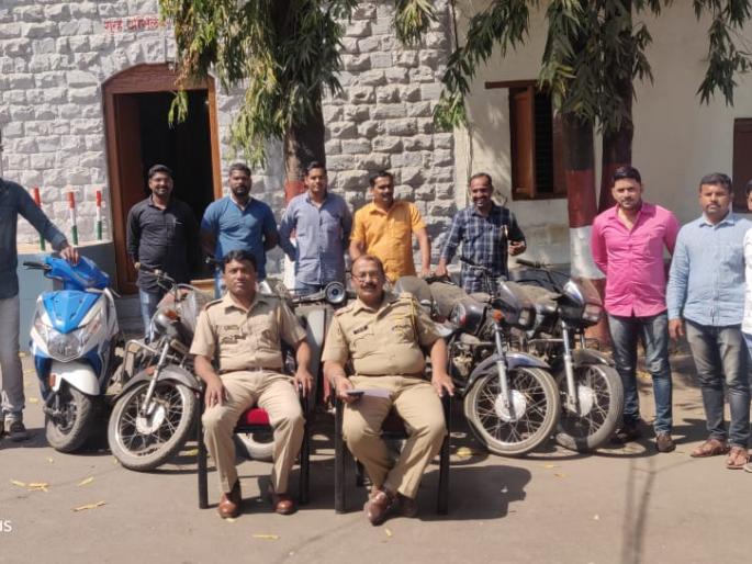 Two-wheeler seized in Satara, seven motorcycle seized | साताऱ्यात दुचाकी चोरणारी टोळी अटकेत, सात मोटारसायकली जप्त Two-wheeler seized in Satara, seven motorcycle seized | साताऱ्यात दुचाकी चोरणारी टोळी अटकेत, सात मोटारसायकली जप्त