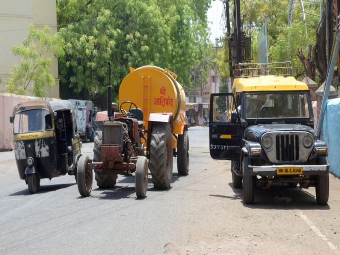 Illegal parking in Dhunay | धुळ्यात अवैध पार्किंग सर्वसामान्यांच्या ‘जीवा’वर Illegal parking in Dhunay | धुळ्यात अवैध पार्किंग सर्वसामान्यांच्या ‘जीवा’वर