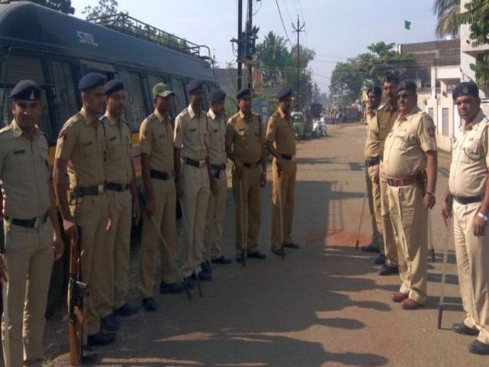Gajananan Colony in Dhule is a 'camp' form! | धुळ्यातील गजानन कॉलनीला ‘छावणी’चे स्वरुप Gajananan Colony in Dhule is a 'camp' form! | धुळ्यातील गजानन कॉलनीला ‘छावणी’चे स्वरुप