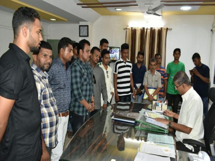 Take action against policemen in Dhule district | धुळे जिल्ह्यात पोलिसांवर हल्ला करणाºयांवर कारवाई करा Take action against policemen in Dhule district | धुळे जिल्ह्यात पोलिसांवर हल्ला करणाºयांवर कारवाई करा