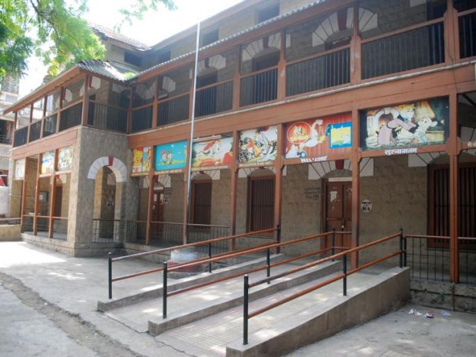 Dhule Municipal Corporation's four English schools will be closed | धुळे महापालिकेच्या चार इंग्रजी शाळा होणार बंद Dhule Municipal Corporation's four English schools will be closed | धुळे महापालिकेच्या चार इंग्रजी शाळा होणार बंद