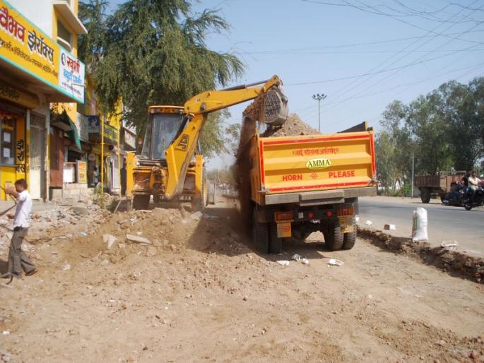 After deletion of encroachment, start the process of widening of the sandwidth in the dust | अतिक्रमण हटविल्यानंतर धुळयात साक्रीरोडच्या रूंदीकरणास सुरूवात After deletion of encroachment, start the process of widening of the sandwidth in the dust | अतिक्रमण हटविल्यानंतर धुळयात साक्रीरोडच्या रूंदीकरणास सुरूवात